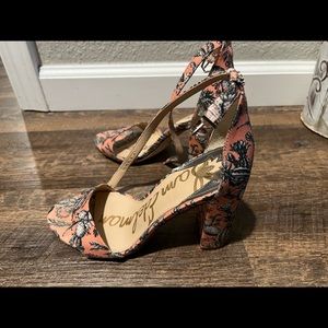 This are a pair of Sam Edelman in a size 7 and a half. They are slightly worn.
